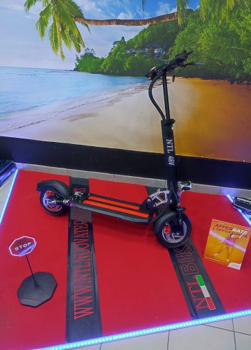MONOPATTINO Scooter Elettrico Pieghevole da 500w 48v con Sella - velocità Massima 45 km/h, Pneumatici da 10" Motore brushless  3 modalità di velocità Display a LED  ..N.T.L