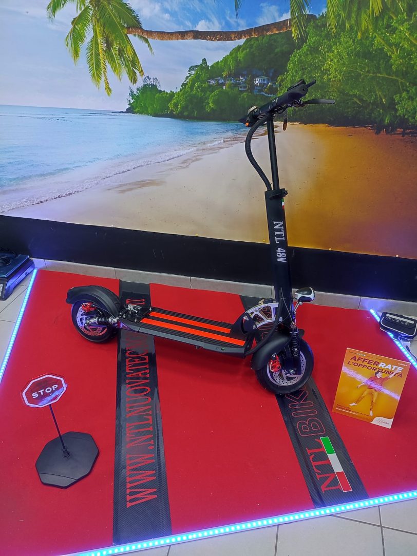 MONOPATTINO Scooter Elettrico Pieghevole da 500w 48v con Sella - velocità Massima 45 km/h, Pneumatici da 10" Motore brushless  3 modalità di velocità Display a LED  ..N.T.L