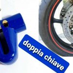 Lucchetto per freno a disco moto scooter bici con 2 chiavi antifurto acciaio - immagine 2